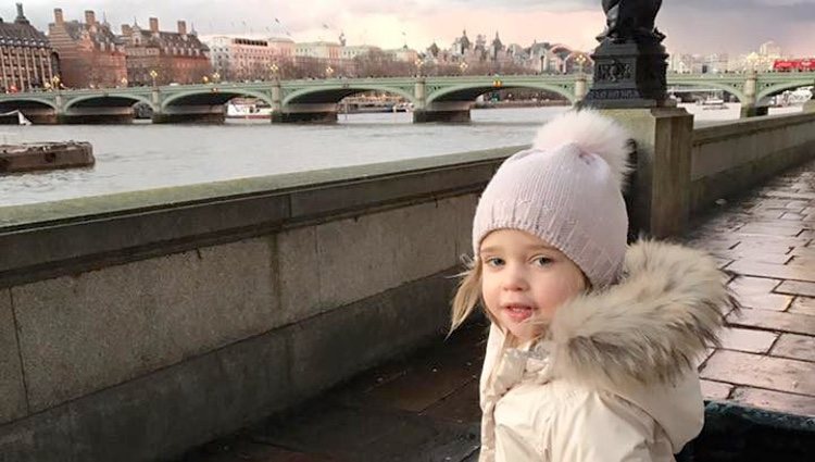 Leonor de Suecia junto al río Támesis durante un paseo por Londres