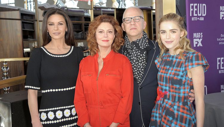 Susan Sarandon, Catherine Zeta Jones, Ryan Murphy y Kiernan Shipka en la presentación de 'Feud'