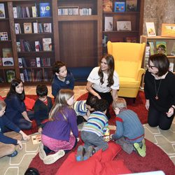 Magdalena de Suecia con unos niños en su primer acto oficial en Londres