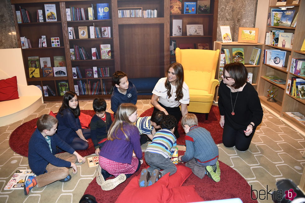 Magdalena de Suecia con unos niños en su primer acto oficial en Londres