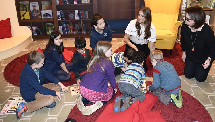 Magdalena de Suecia con unos niños en su primer acto oficial en Londres