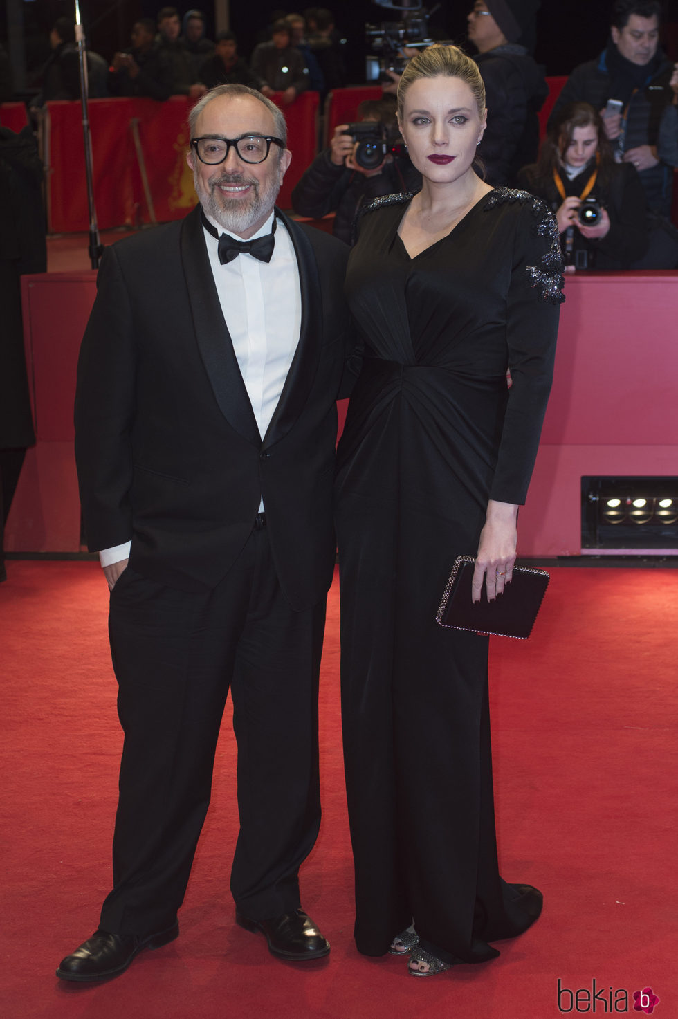 Álex de la Iglesia y Carolina Bang en la presentación de 'El Bar' en la Berlinale 2017