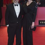 Álex de la Iglesia y Carolina Bang en la presentación de 'El Bar' en la Berlinale 2017