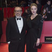 Álex de la Iglesia y Carolina Bang en la presentación de 'El Bar' en la Berlinale 2017