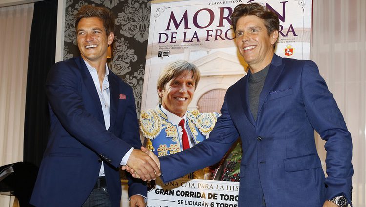 Manuel Díaz 'El Cordobés' y Julio Benítez en la presentación de una feria taurina