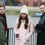 Liam Neeson con Thomas Brodie Sangster y Olivia Olson en el set de rodaje de 'Love Actually 2'