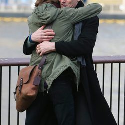 El fuerte abrazo de Thomas Brodie Sangster y Liam Neeson en el set de rodaje de 'Love Actually 2'