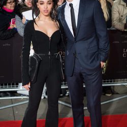 Robert Pattinson y su novia FKA Twigs en la Premiere 'The Lost City Of Z'