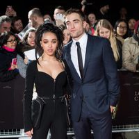 Robert Pattinson y su novia FKA Twigs en la Premiere 'The Lost City Of Z'