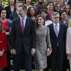 Lo Reyes Felipe y Letizia en un acto oficial junto a otras personalidades en el Museo Thyssen