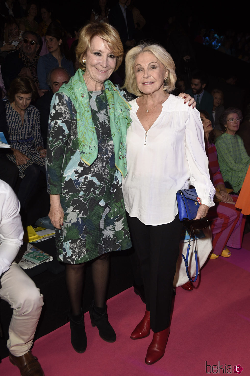 Beatriz de Orleans y Esperanza Aguirre en el front row del desfile de Ágatha Ruiz de la Prada en Madrid Fashion Week otoño/invierno 2017/2018