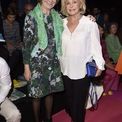 Beatriz de Orleans y Esperanza Aguirre en el front row del desfile de Ágatha Ruiz de la Prada en Madrid Fashion Week otoño/invierno 2017/2018