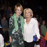 Beatriz de Orleans y Esperanza Aguirre en el front row del desfile de Ágatha Ruiz de la Prada en Madrid Fashion Week otoño/invierno 2017/2018