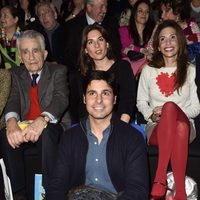 Fran Rivera y Lourdes Montes muy cómplices en el front row del desfile de Ágatha Ruiz de la Prada en Madrid Fashion Week otoño/invierno 2017/2018