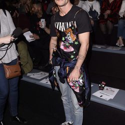 Pelayo Díaz en el front row del desfile de Maya Hansen y María Escoté en Madrid Fashion Week otoño/invierno 2017/2018