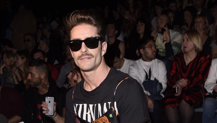 Pelayo Díaz en el front row del desfile de Maya Hansen y María Escoté en Madrid Fashion Week otoño/invierno 2017/2018