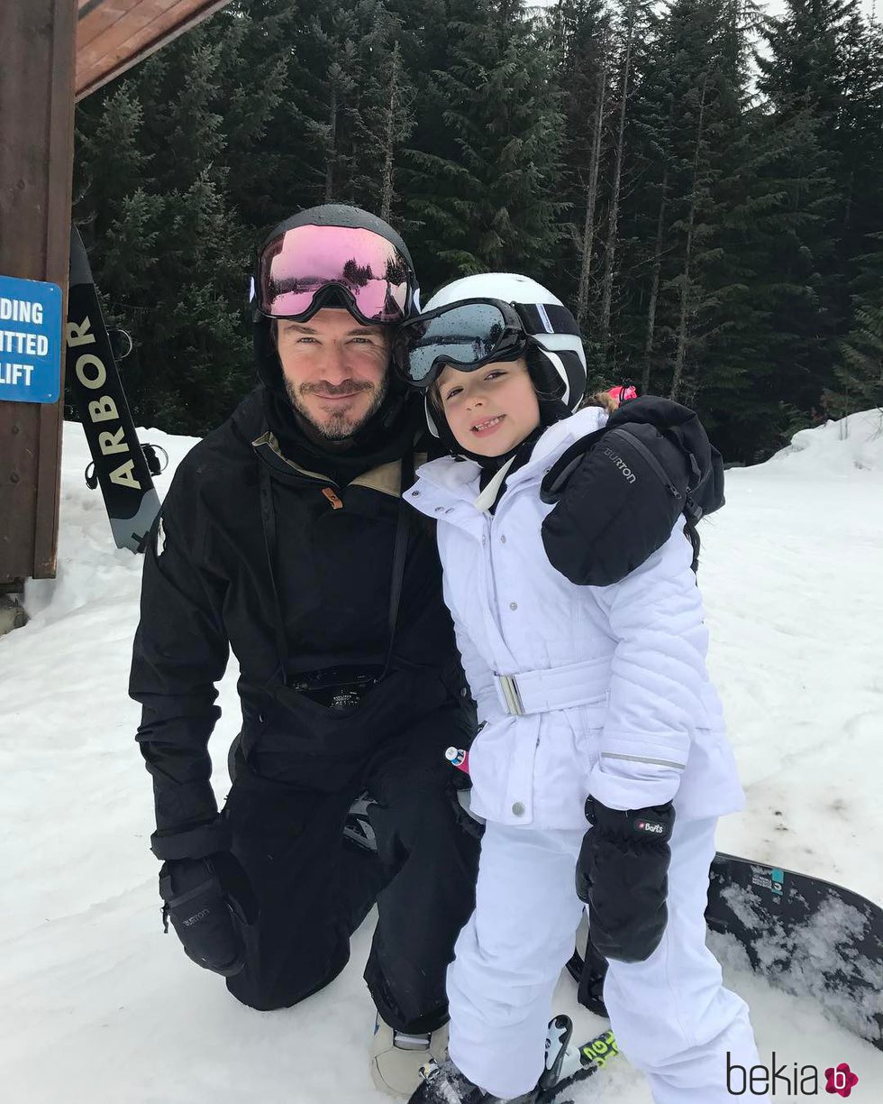 David Beckham posando con su hija Harper Seven Beckham en Canadá