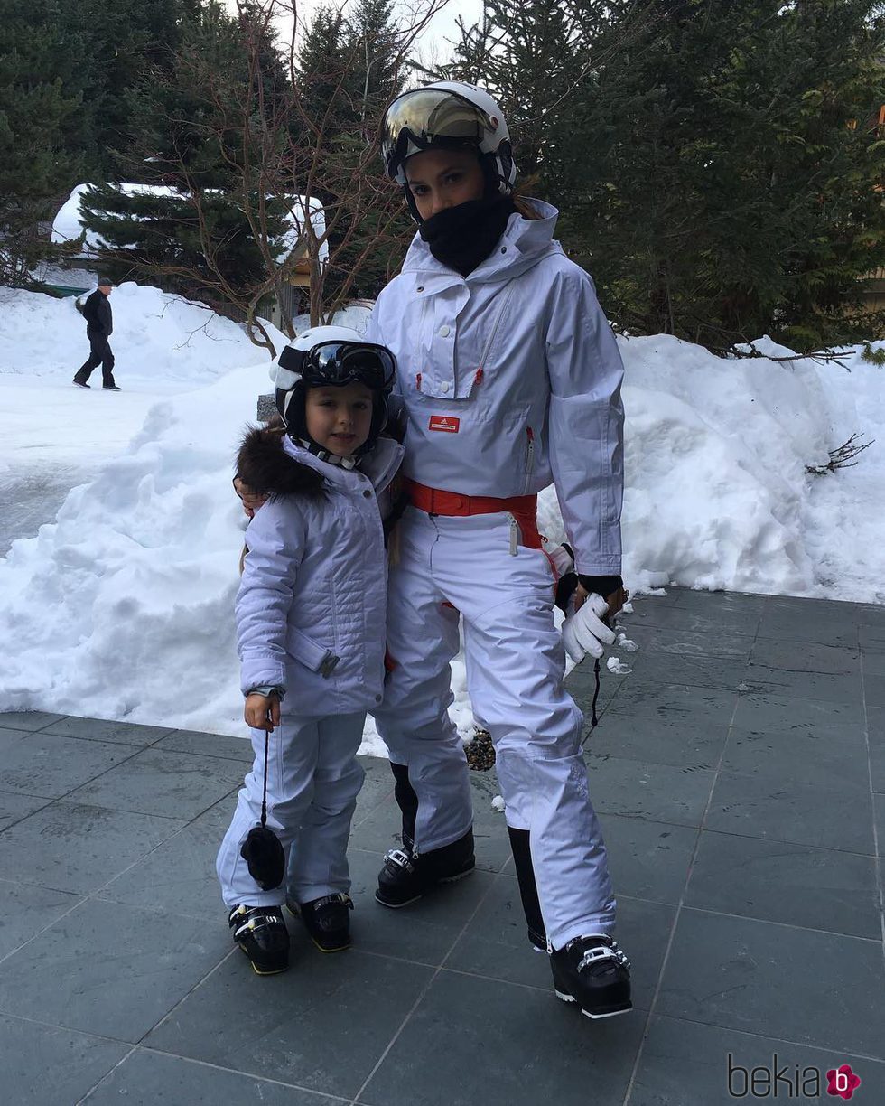 Victoria Beckham disfrutando de la nieve junto a su hija Harper Seven Beckham