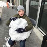 Cruz Beckham jugando con la nieve en Canadá