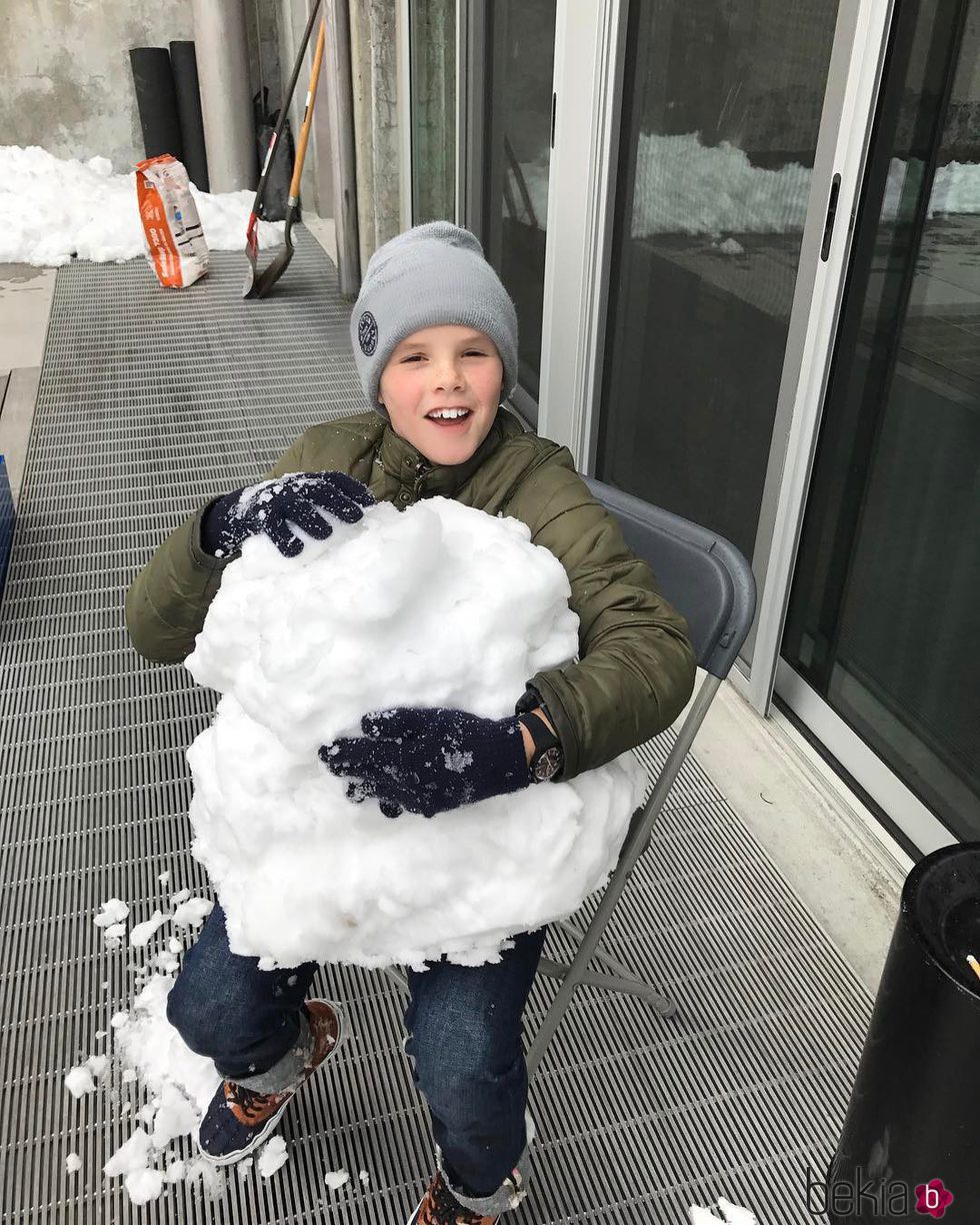 Cruz Beckham jugando con la nieve en Canadá