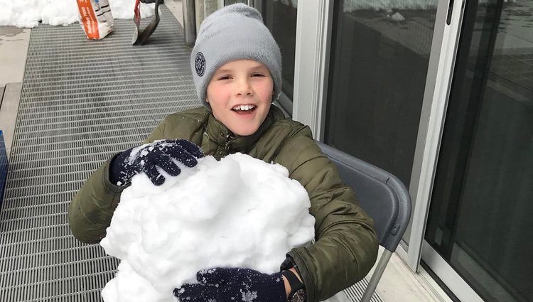 Cruz Beckham jugando con la nieve en Canadá