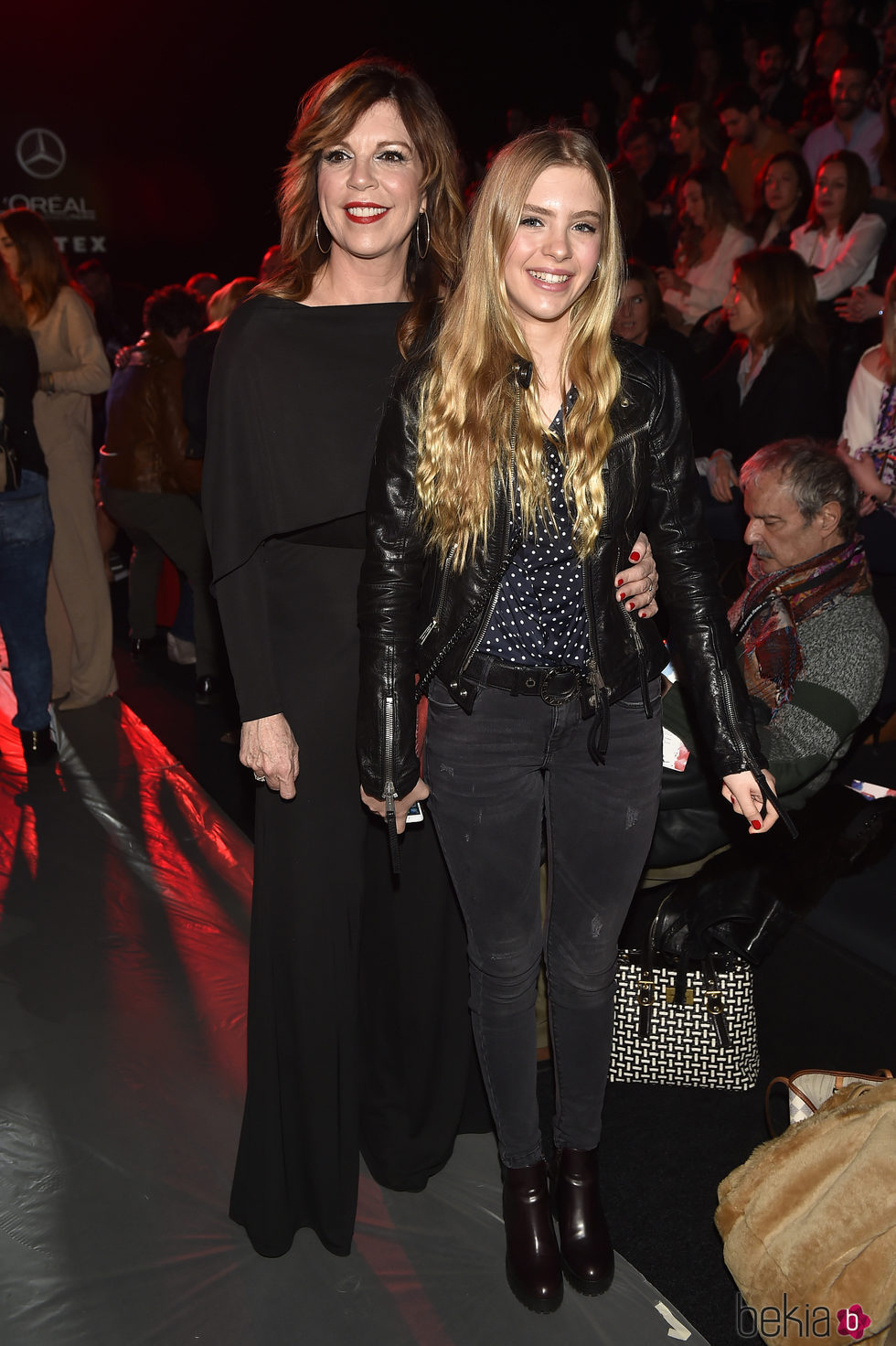 Belinda Washington y su hija en el front row del desfile de Andrés Sardá en Madrid Fashion Week otoño/invierno 2017/2018