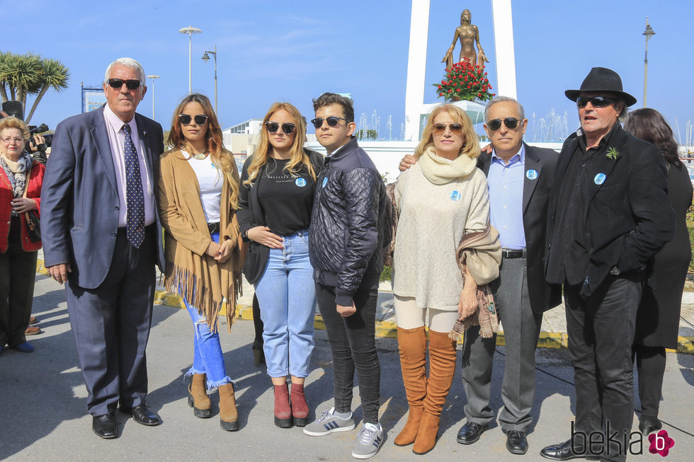 Gloria Camila, Rocío y David Flores, Gloria y Amador Mohedano en un homenaje a Rocío Jurado