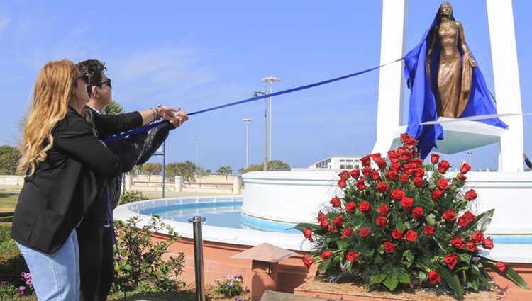 Rocío y David Flores descubren la estatua de Rocío Jurado en el homenaje