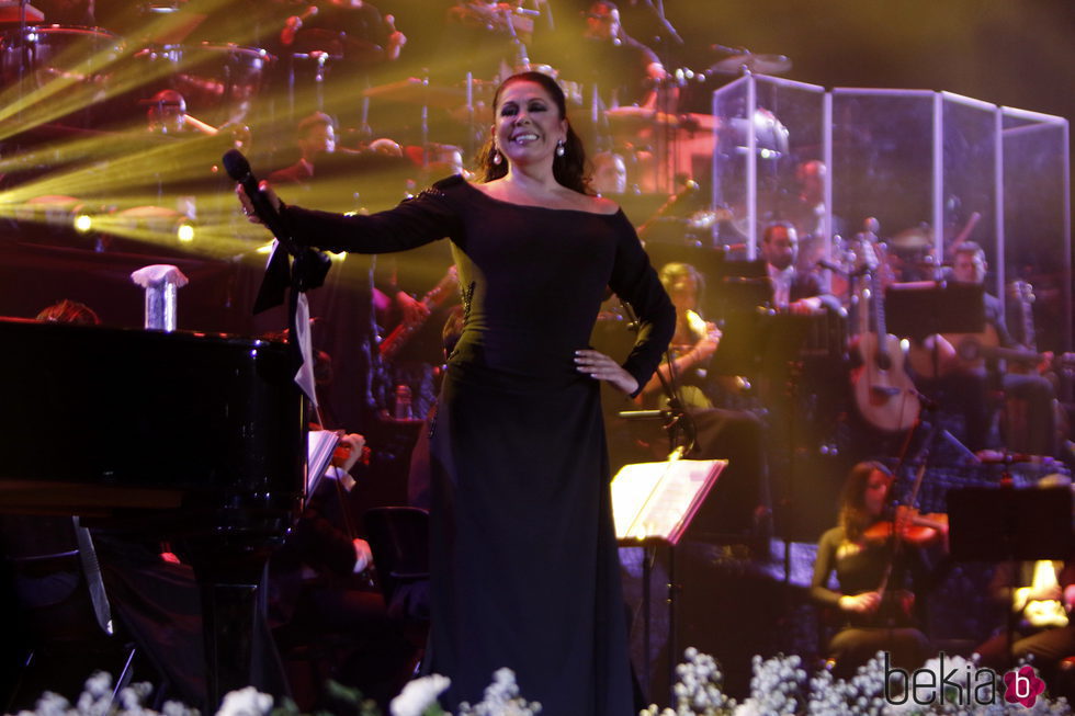 Isabel Pantoja ofreciendo su primer concierto en Barcelona tras su paso por la cárcel