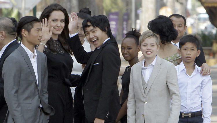 Angelina Jolie junto a sus hijos en un viaje a Camboya