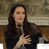 Angelina Jolie durante un viaje a Camboya