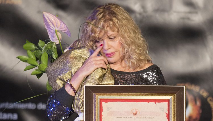 Bárbara Rey, emocionada al recibir el 'Premio Máscara de Oro 2017' en Totana, su pueblo natal