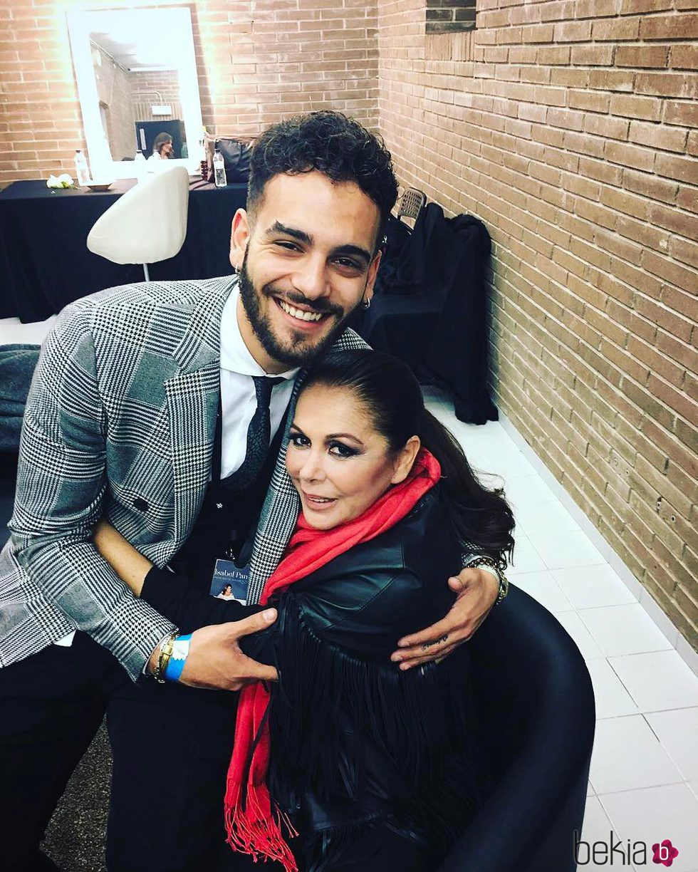 Manuel Cortés Bollo con Isabel Pantoja tras su concierto en Barcelona