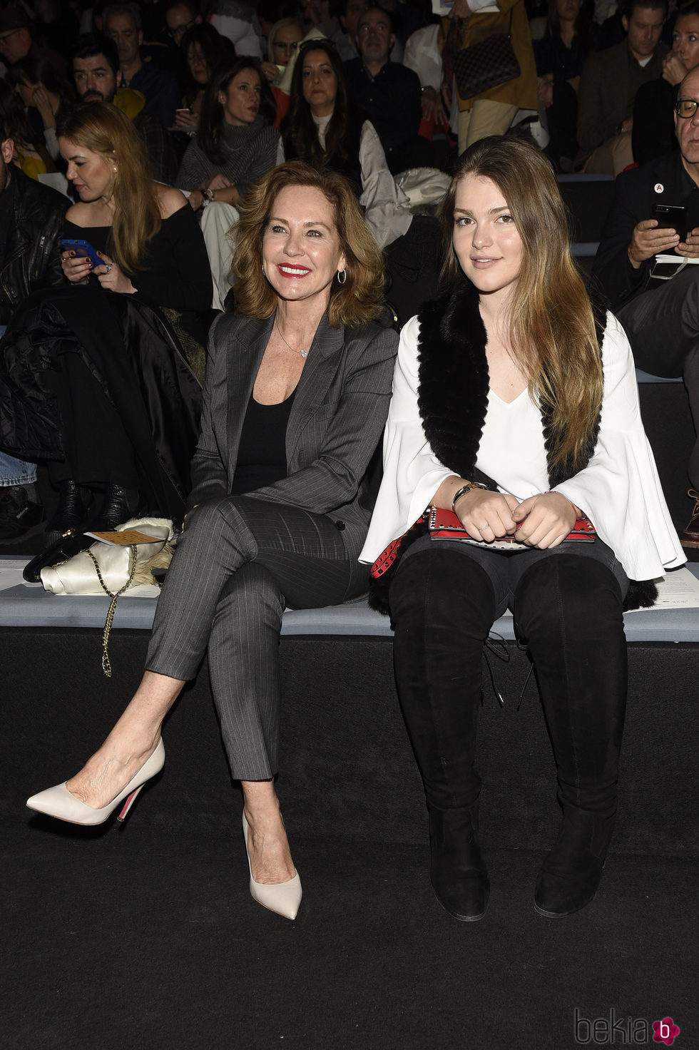 Ana Rodríguez y su hija Sofía en el desfile de la firma Ulises Mérida en la Madrid Fashion Week 2017/2018