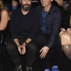 Juanjo Oliva y Modesto Lomba en el desfile de la firma Juana Martín en la Madrid Fashion Week 2017/2018