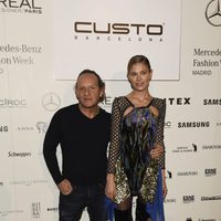 Custo Barcelona y Carla Pereyra en el desfile de la firma en la Madrid Fashion Week 2017/2018