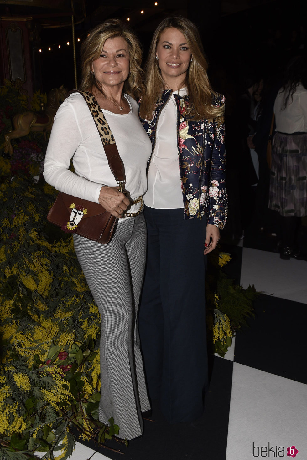 Cari Lapique y Carla Goyanes en el desfile de la firma Jorge Vázquez en la Madrid Fashion Week 2017/2018