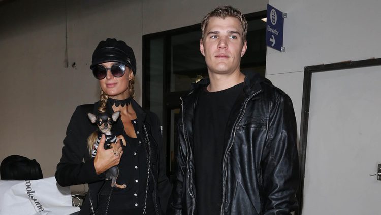 Paris Hilton y su novio Chris Zylka en el aeropuerto de Los Angeles