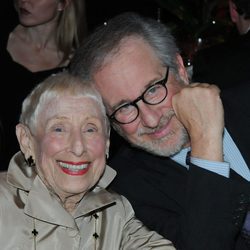 Steven Spielberg con su madre Leah Adler