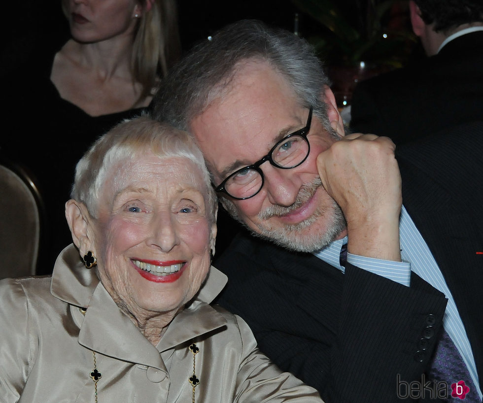 Steven Spielberg con su madre Leah Adler