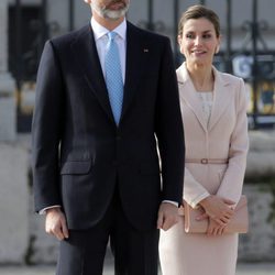 Los Reyes Felipe y Letizia en la ceremonia de bienvenida al presidente de Argentina Mauricio Macri y Juliana Awada