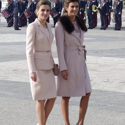 La Reina Letizia y Juliana Awada, muy sonrientes en la ceremonia de bienvenida al presidente de Argentina