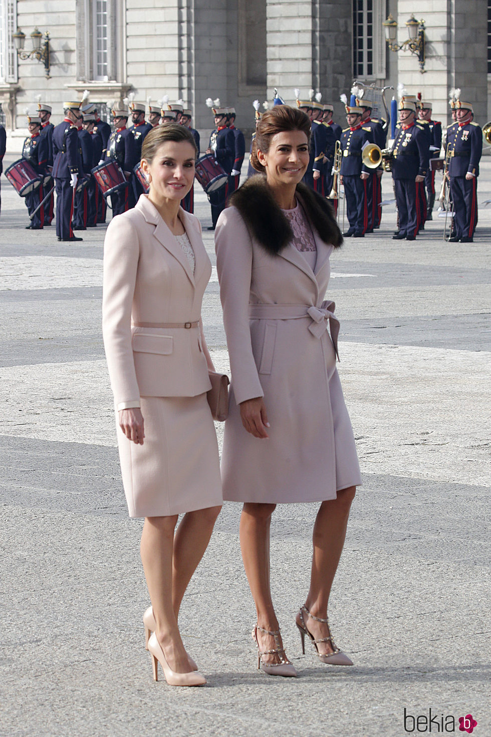 La Reina Letizia y Juliana Awada, muy sonrientes en la ceremonia de bienvenida al presidente de Argentina