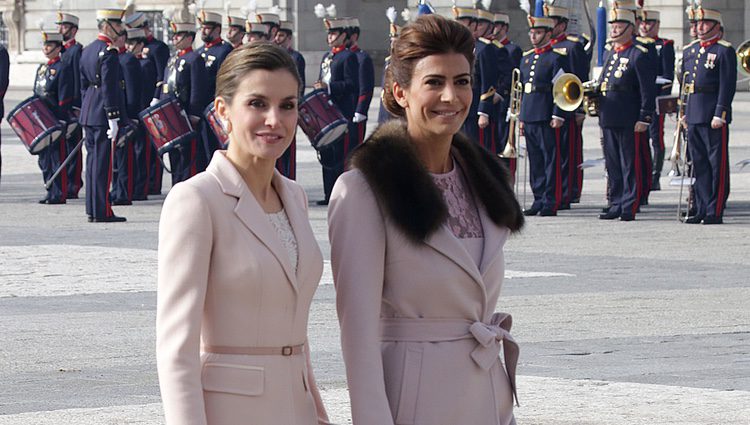 La Reina Letizia y Juliana Awada, muy sonrientes en la ceremonia de bienvenida al presidente de Argentina