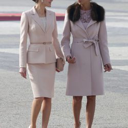 La Reina Letizia y Juliana Awada charlando en la ceremonia de bienvenida al presidente de Argentina