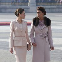 La Reina Letizia y Juliana Awada charlando en la ceremonia de bienvenida al presidente de Argentina