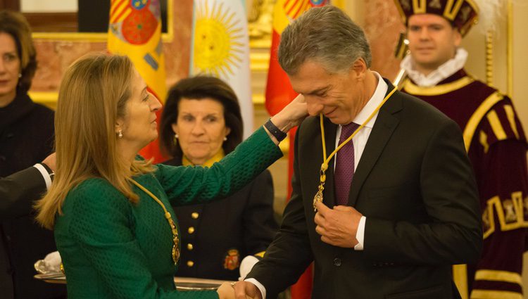 Ana Pastor impone la Medalla del Congreso a Mauricio Macri