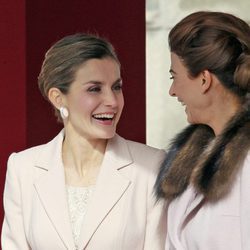 La Reina Letizia y Juliana Awada ríen divertidas en la ceremonia de bienvenida al presidente de Argentina