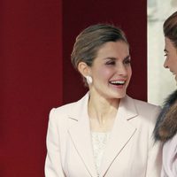 La Reina Letizia y Juliana Awada ríen divertidas en la ceremonia de bienvenida al presidente de Argentina