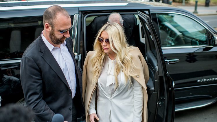 Kesha aparece en la corte entre las protestas de los fans contra Dr. Luke